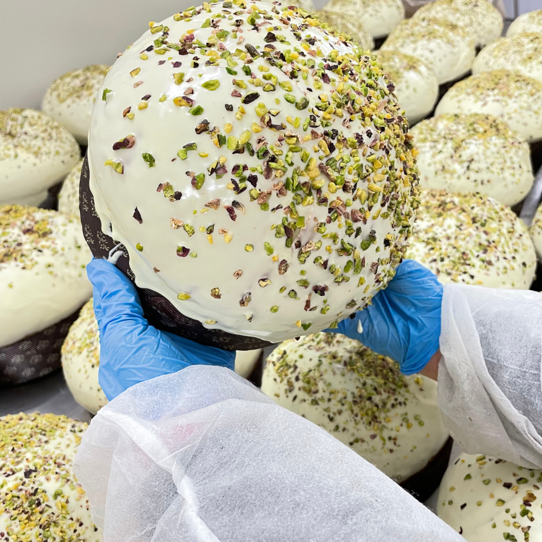 panettone al pistacchio verde di Bronte DOP Caraci Sicily Food Farcito all'interno con crema di pistacchio dop